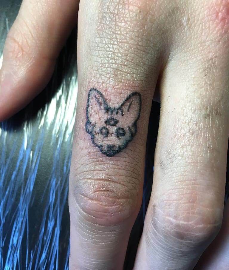 Tatouage symbole d'amour et de bonheur