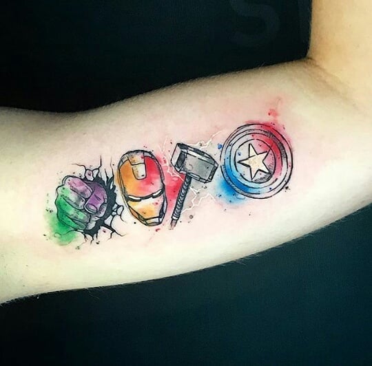 Des créations d'Avengers tatouées sur son bras