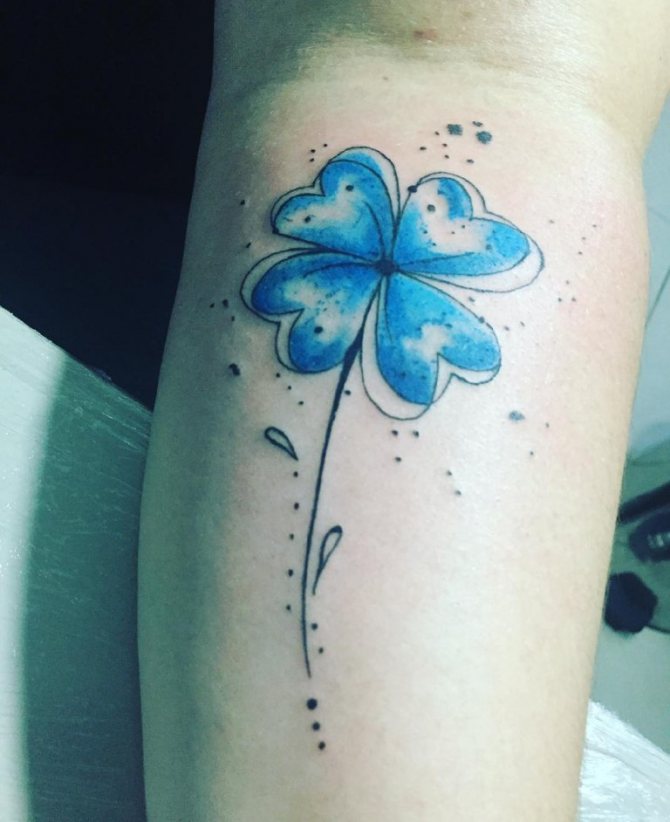 Tatouage de trèfle bleu