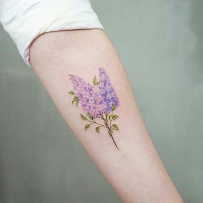 tatouer du lilas sur son bras