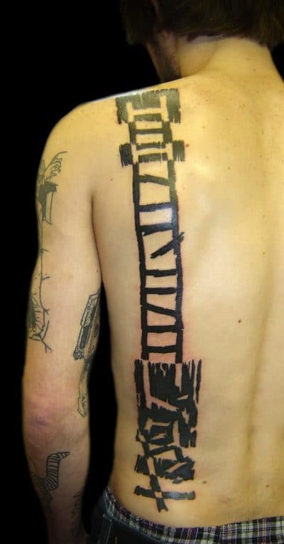 Tatouage d'un scalpeur sur le dos