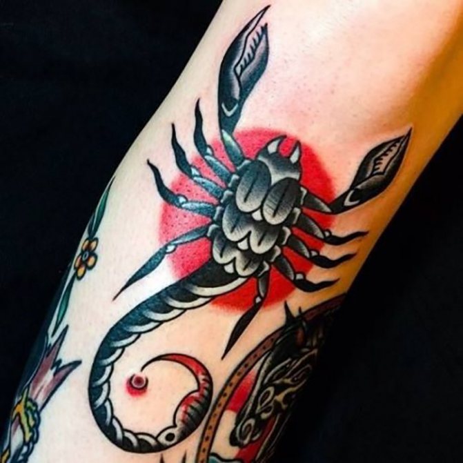 Tatouage d'un scorpion sur l'avant-bras avec un cercle rouge