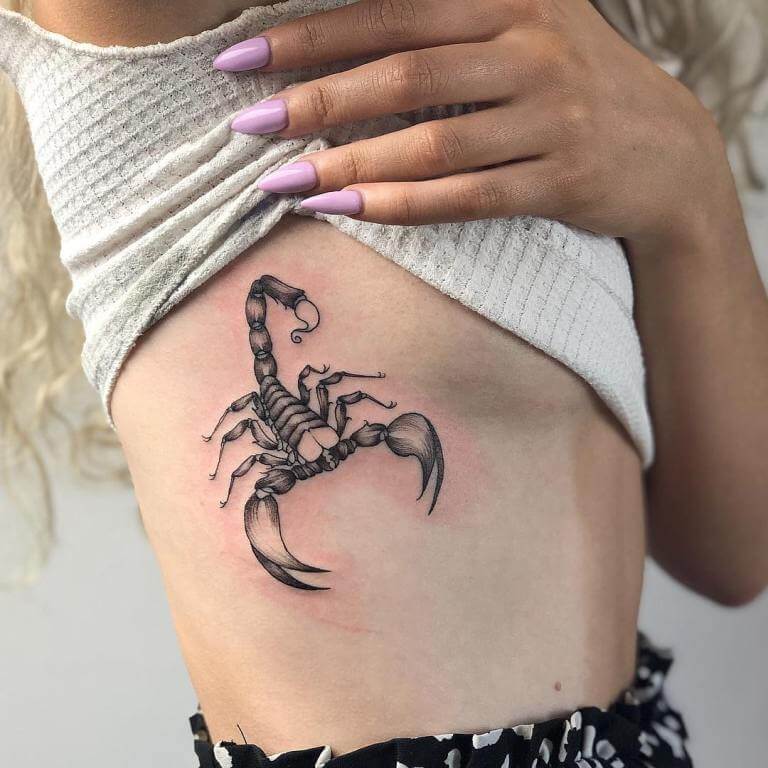 Tatouage d'un scorpion dans le viseur