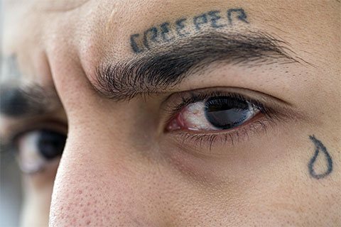 Tatouage d'une larme sous l'œil