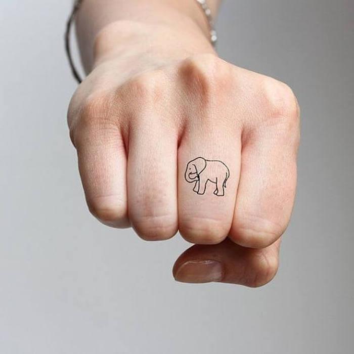 Tatouage d'un éléphant sur un doigt