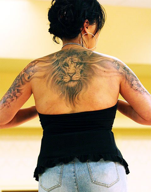 Tatouage d'un lion sur le dos d'une fille