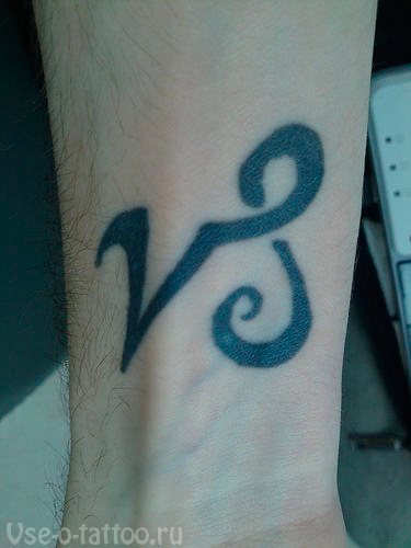 Tatouage-d'un-signature-du-zodiaque-chèvre-sur-le-avant-bras