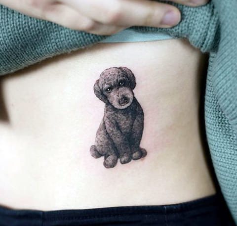 Tatouer un chien sur le côté d'une fille