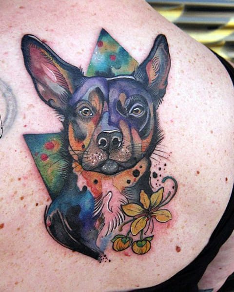 Tatouage d'un chien sur l'avant-bras
