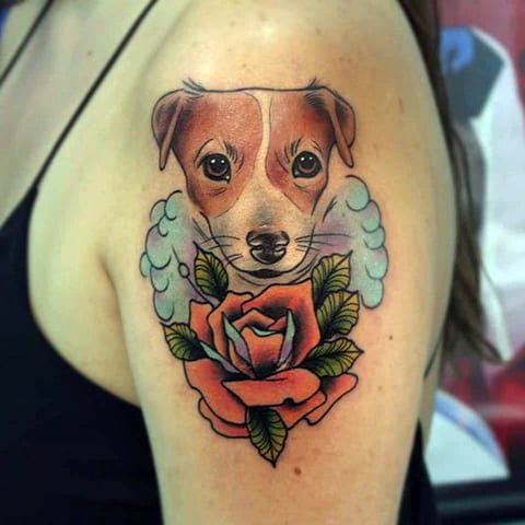 Chien tatoué sur l'épaule d'une fille