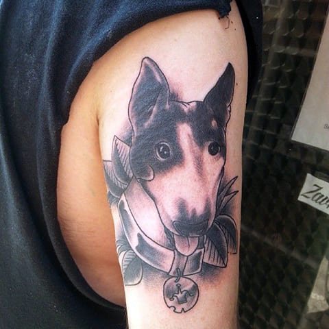 Chien tatoué sur la main