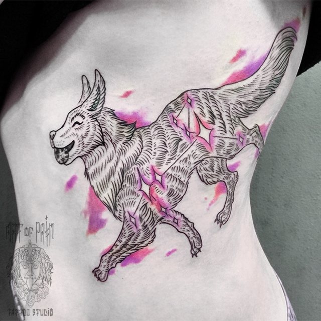 Tatouage d'un chien sur les côtes d'une fille