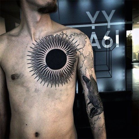 Tatouage soleil sur la poitrine