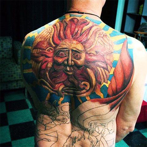 Tatouage du soleil dans le dos - photo