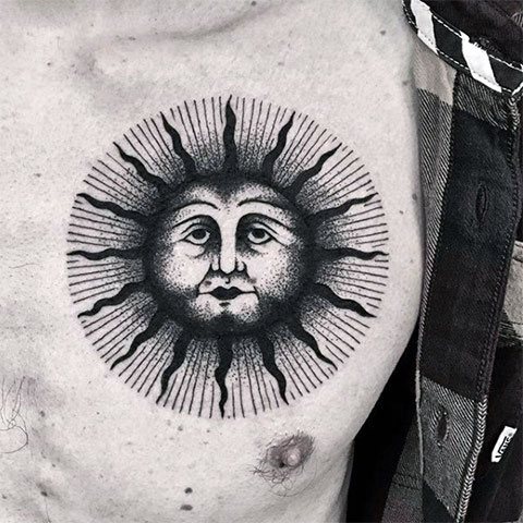 Tatouage du soleil sur la poitrine