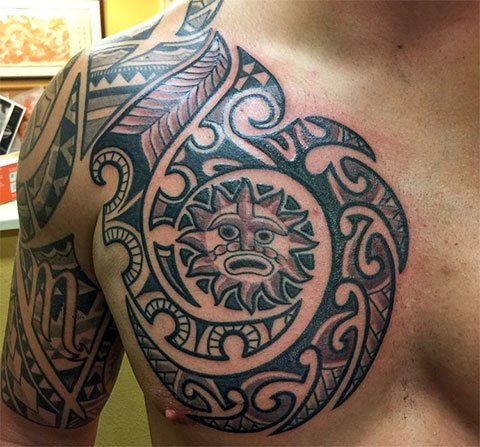 Tatouage du soleil sur la poitrine