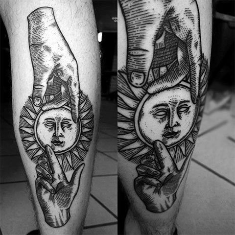 Tatouage du soleil sur la jambe