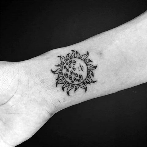 Tatouage du soleil sur le poignet