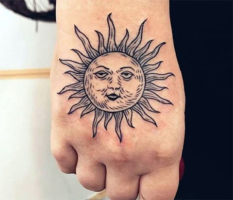 Tatouage du soleil sur le poignet