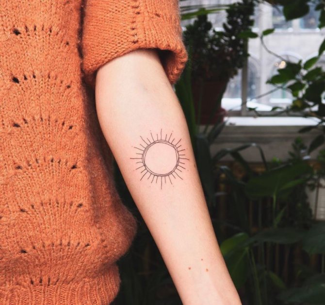 tatouage soleil sur le poignet