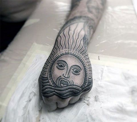 Tatouage du soleil sur le poignet