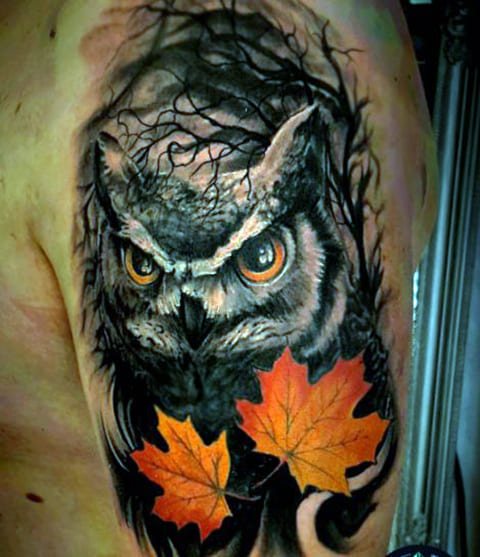 Tatouage d'une chouette sur l'épaule d'un homme