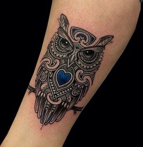Tatouage d'une chouette sur le bras pour les filles. Photo, signification, croquis