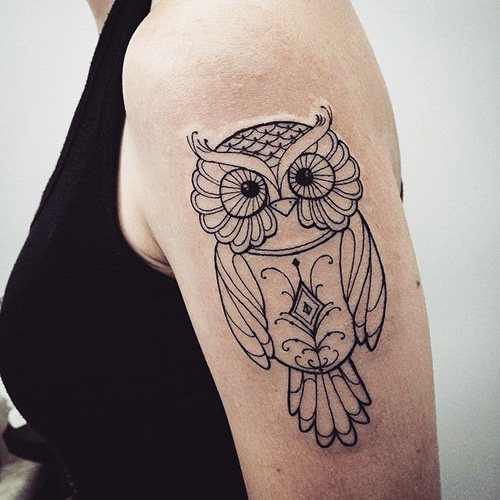 Tatouage d'une chouette sur le bras pour les filles. Photo, signification, croquis