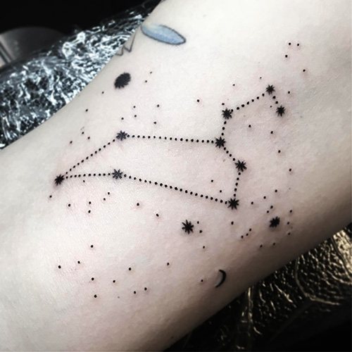 Tatouage de la constellation du Lion. Photos, signification, dessins pour les filles