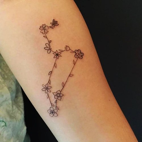 Tatouage de la constellation du Lion. Photo, signification, croquis pour les filles