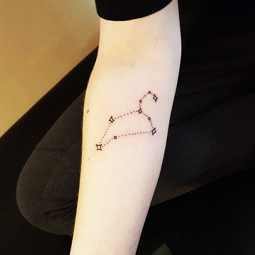 Tatouage de la constellation du Lion. Photo, signification, croquis pour les filles