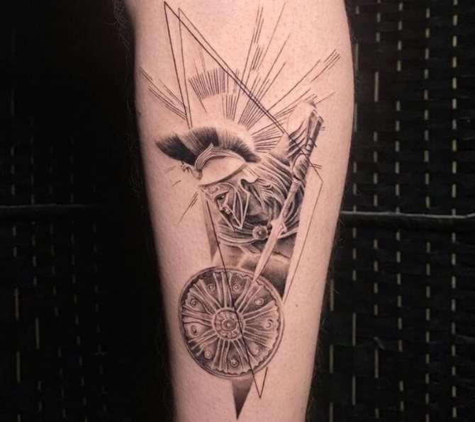 tatouage spartiate sur la jambe