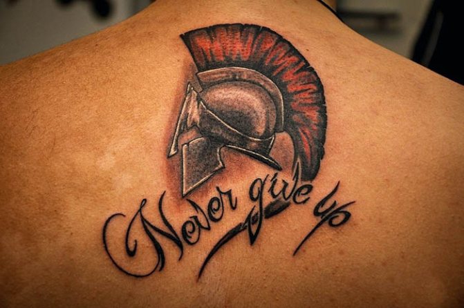 Tatouage casque spartiate. Signification, croquis, photos