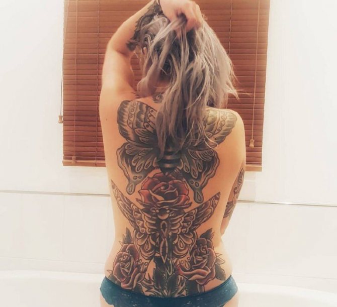 tatouage de fille dans le dos