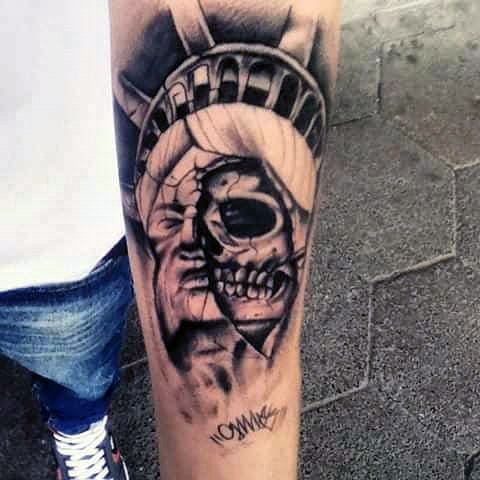 Tatouage de la Statue de la Liberté en forme de crâne