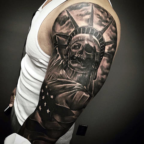 Tatouage de la statue de la Liberté en forme de crâne