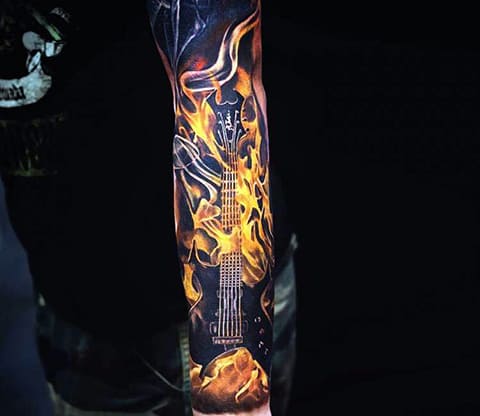 Tatouage d'un élément de feu avec une guitare sur son bras
