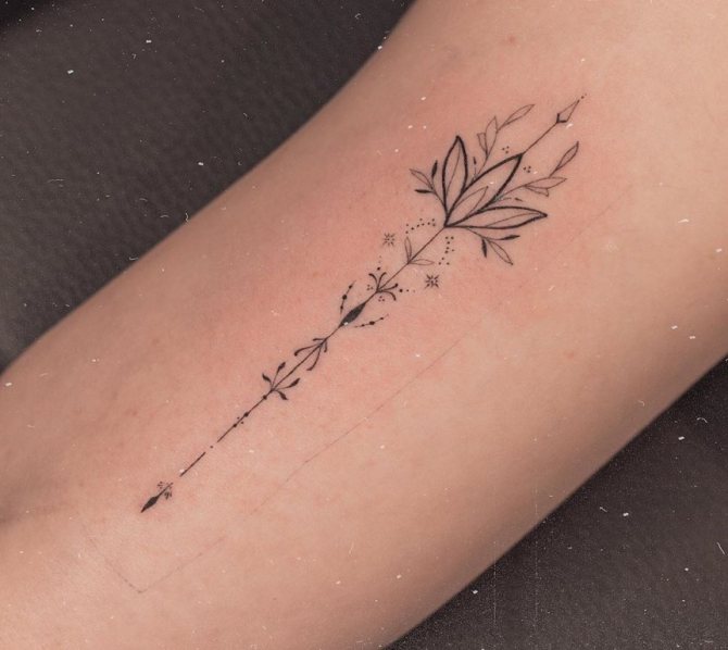 tatouage de flèche sur le bras