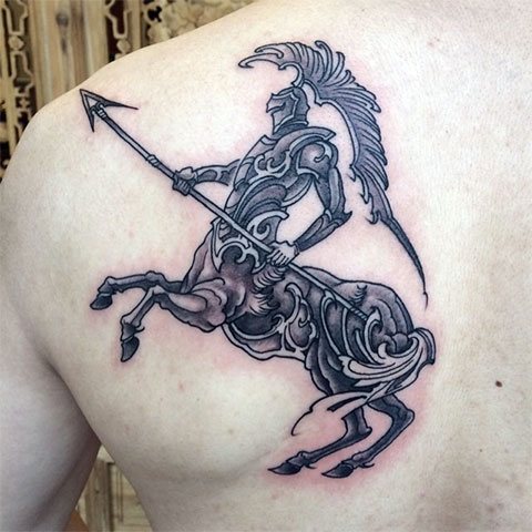 Tatouage du Sagittaire sur l'omoplate
