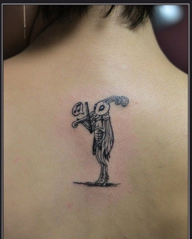 Amulette de tatouage en forme de sauterelle