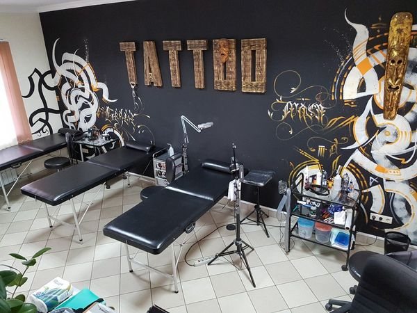 Tatouage Taureau pour fille. Images sur le poignet, la jambe, le cou, la main, la hanche, l'omoplate, l'avant-bras, sens