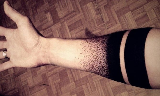 Tatouez des lignes épaisses sur votre bras