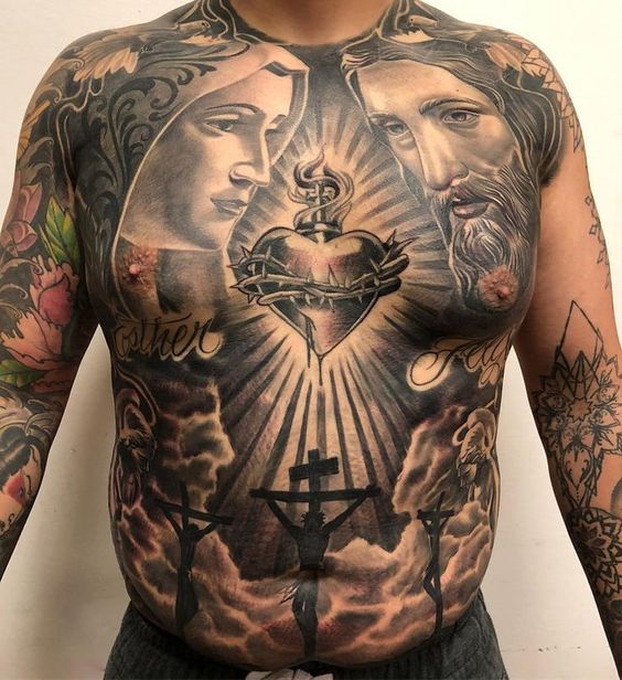 Tatouage de trois croix sur son ventre