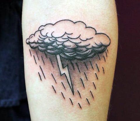 Nuage de pluie et tatouage d'éclair