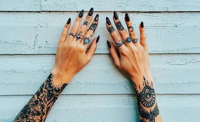 Tatouage sur les doigts d'une fille
