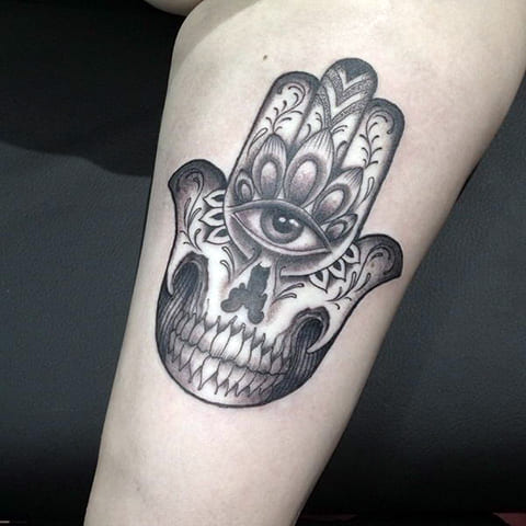 Tatouage sur le bras d'une fille - main de Fatima