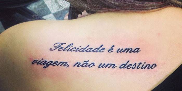 Tatouage sur le dos de la jeune fille : le bonheur est un voyage, pas une destination