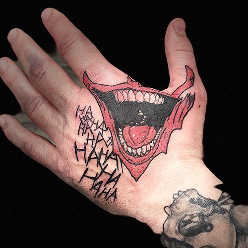 Tatouer le sourire du Joker sur son bras. Croquis, photo