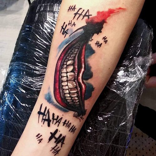 Tatouage du sourire du Joker sur son bras. Croquis, photos