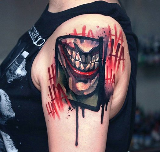 Tatouage du sourire du Joker sur son bras. Croquis, photo